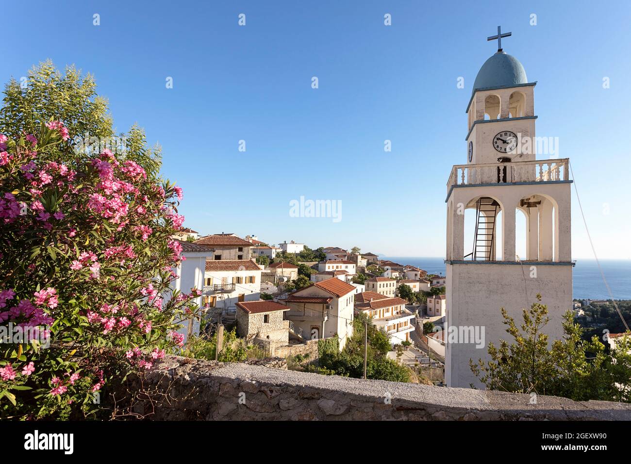 Chiesa torre sopra villaggio di Dhermi (Dhermiu), massiccio Cikes, Riviera albanese, Albania Foto Stock