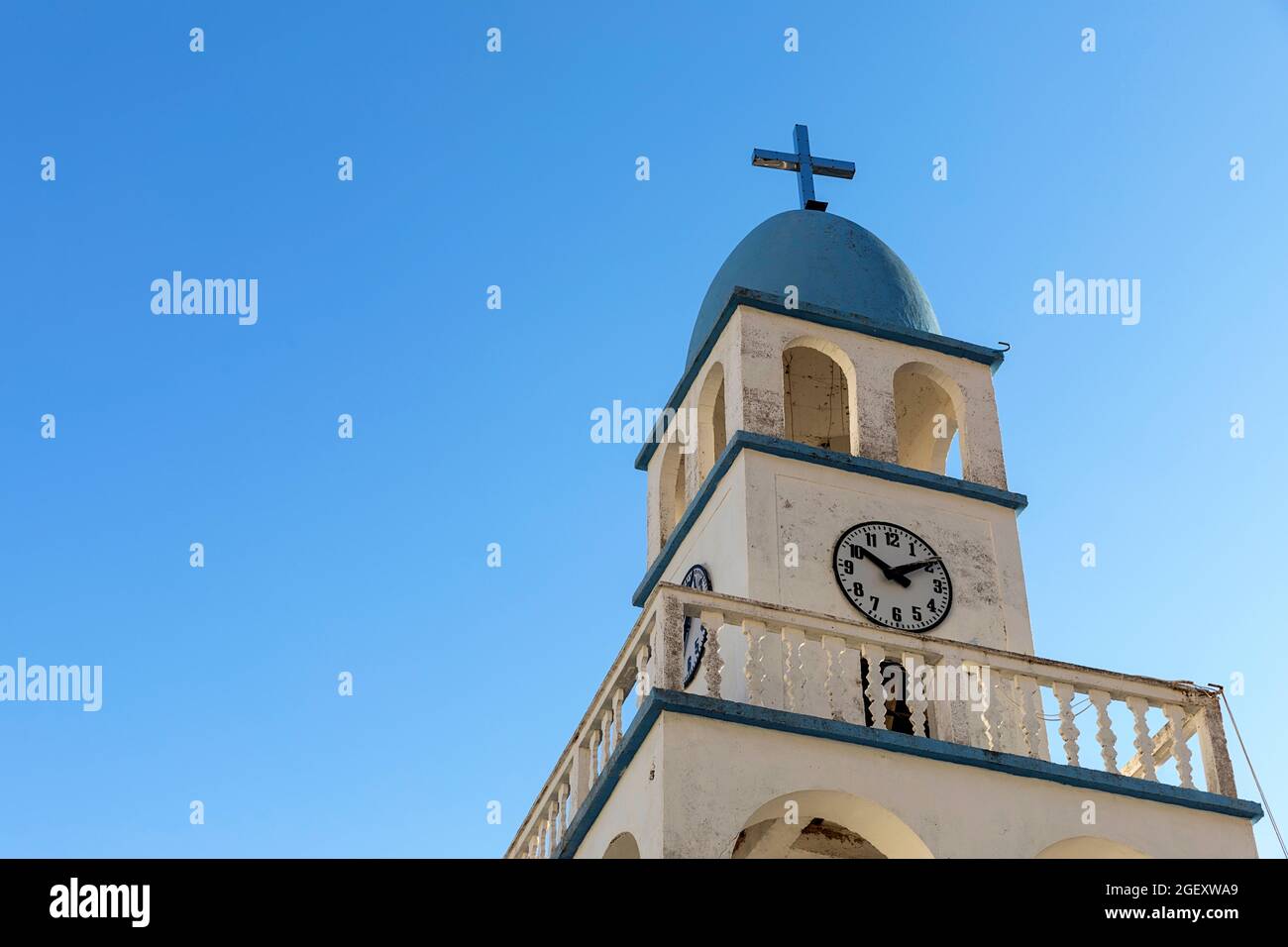 Chiesa campanile con cupola blu, villaggio di Dhermi (Dhermiu), Riviera albanese, Albania Foto Stock