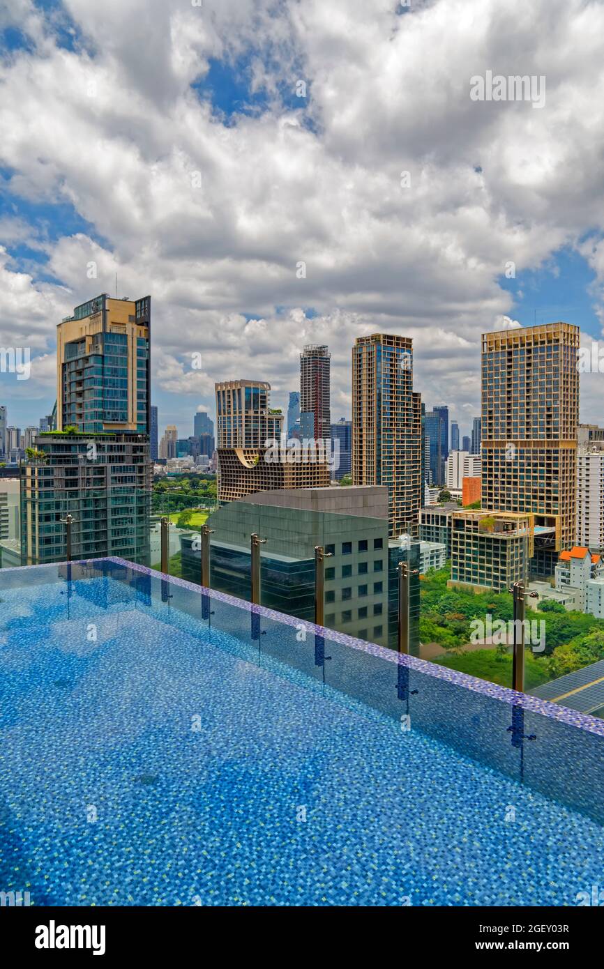 Infinity Edge Pool, Hotel Indigo, Wireless Road, Bangkok Foto Stock