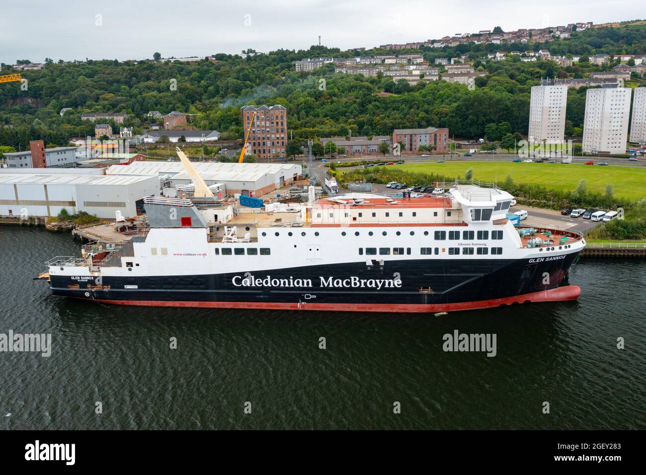 Le ultime opinioni del drone del controverso Macbrayne Caledonian traghetto Glen Sannox in fase di fabbricazione a Ferguson Marine a Port Glasgow, Scozia, Regno Unito Foto Stock