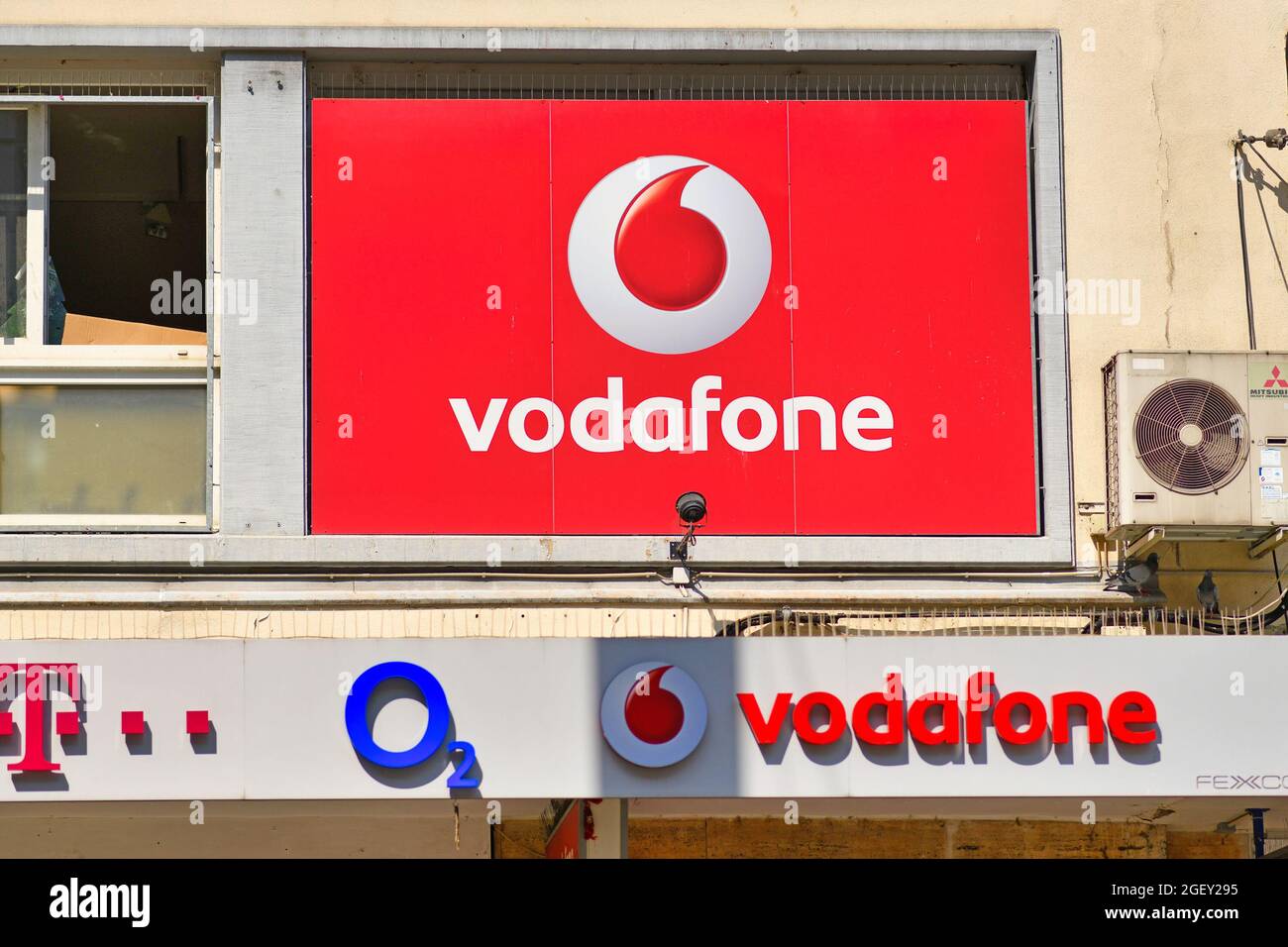 Karlsruhe, Germania - Agosto 2021: Segno di negozio della multinazionale di telecomunicazioni 'Vodafone' Foto Stock