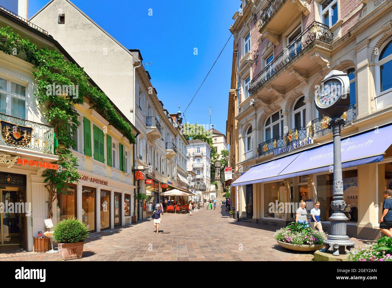 Baden-Baden, Germania - Luglio 2021: Centro storico della città termale di Baden-Baden in una giornata estiva soleggiata Foto Stock