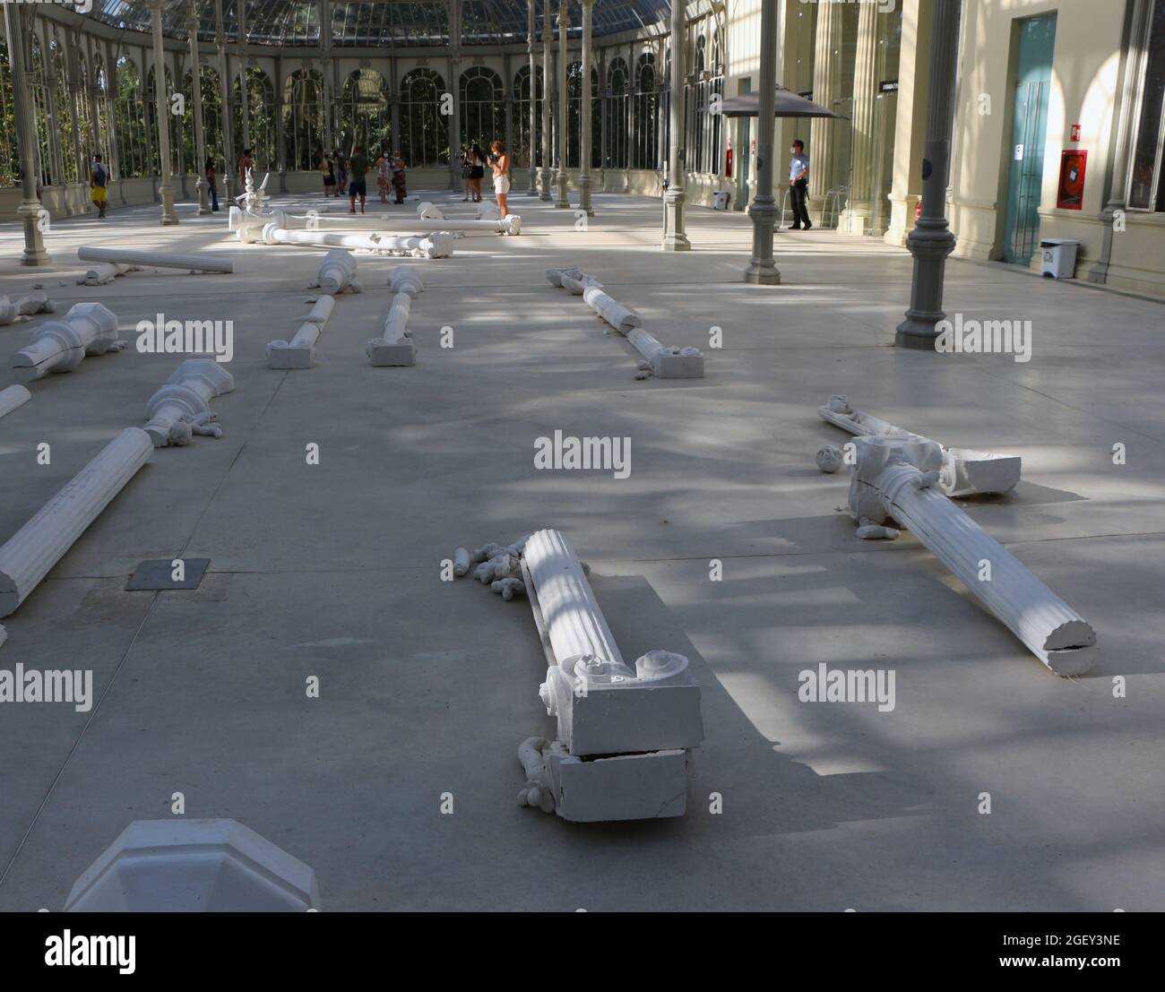 Mostra di sculture in gesso di Pep Aott nel Palazzo di vetro nel Parco del Retiro Madrid Spagna Foto Stock