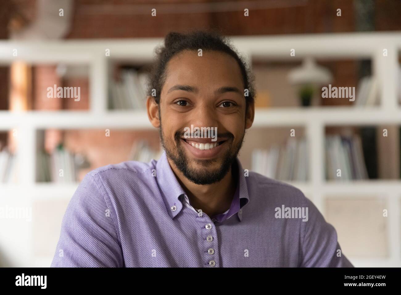 Headshot ritratto africano 30s uomo sorriso guardare la fotocamera Foto Stock