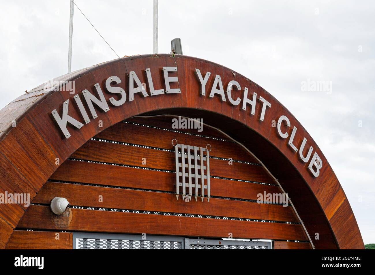 Kinsale, Irlanda - 13 luglio 2021: Il cartello per Kinsale Yacht Club Foto Stock