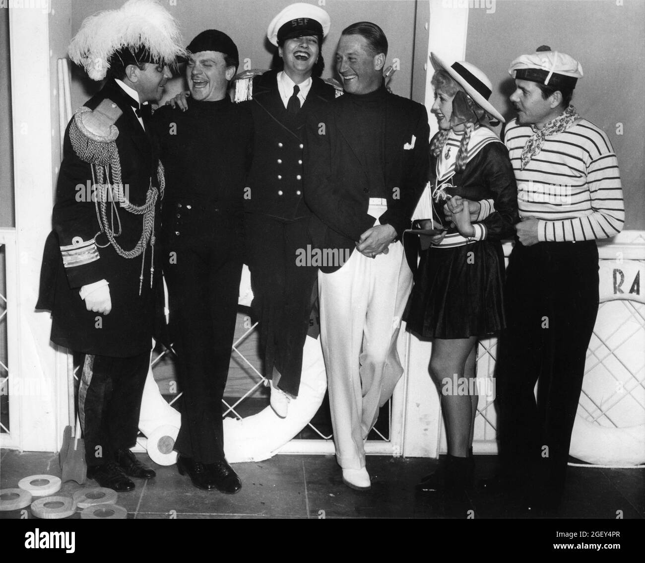 RICHARD BARTHELMESS JAMES CAGNEY KAY FRANCIS MAURICE CHEVALIER e JOAN BlONDLL con il suo primo marito Cinematografo GEORGE BARNES in un partito hollywoodiano a tema nautico ospitato da Kay Francis all'inizio del 1935 Foto Stock RICHARD BARTHELMESS JAMES CAGNEY KAY FRANCIS MAURICE CHEVALIER e JOAN BlONDLL con il suo primo marito Cinematografo GEORGE BARNES in un partito hollywoodiano a tema nautico ospitato da Kay Francis all'inizio del 1935 Foto Stock