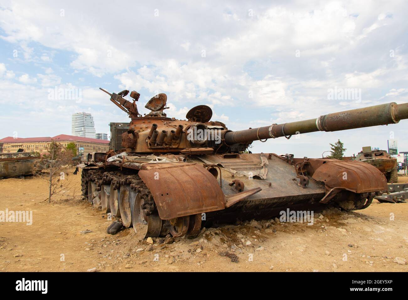 Distrutto armena serbatoio durante la guerra di Karabakh. Parco dei Trofei militari. Baku, Azerbaigian. Foto Stock
