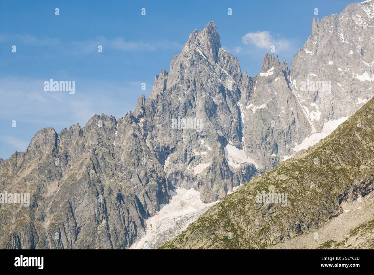 Vista panoramica delle alpi occidentali con il dente del Gigante (Dent du Geant) dal tetto di Helbronner d'europa nella regione della Valle d'Aosta d'Italia Foto Stock