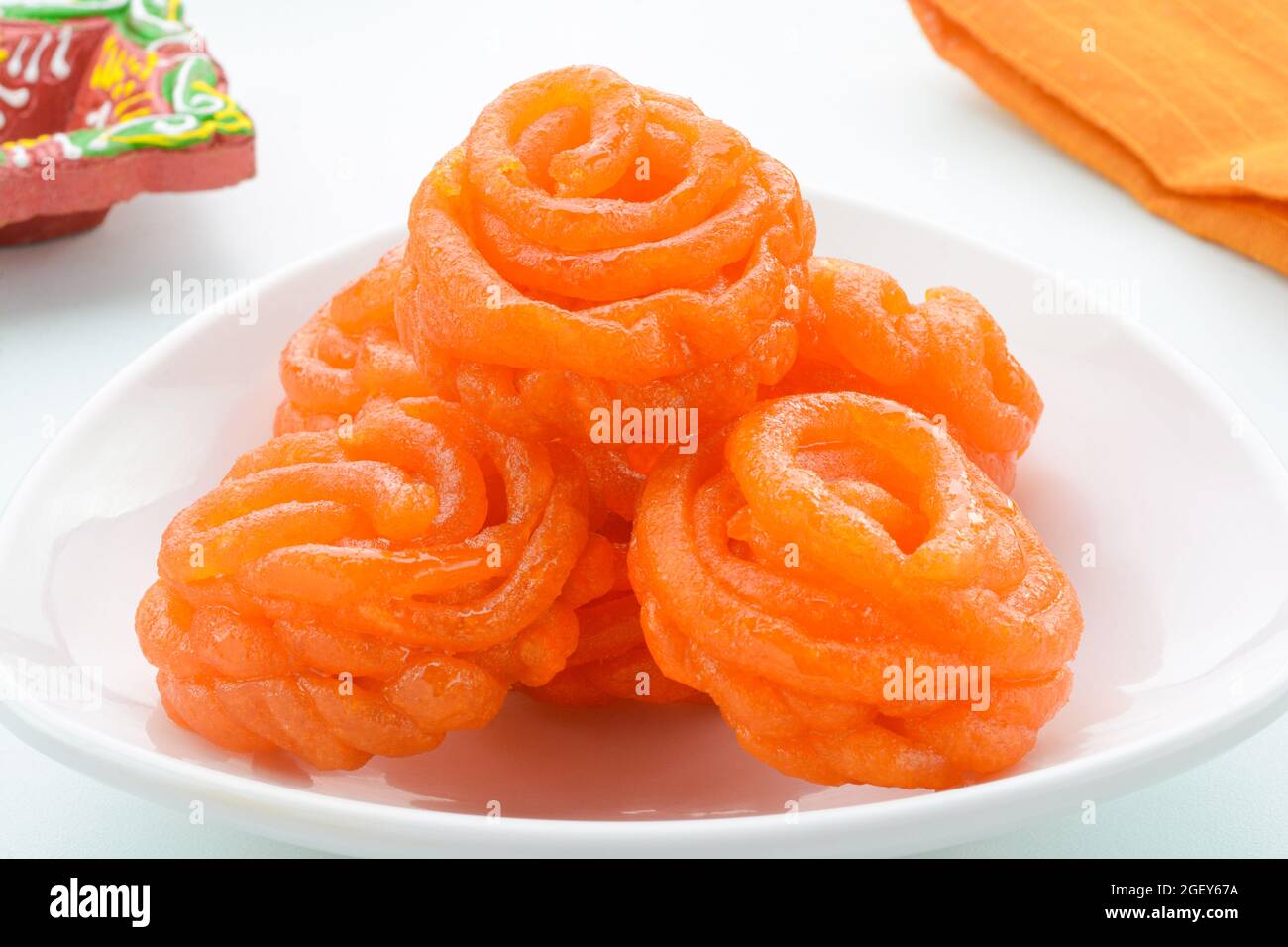 Jangiri, noto anche come Imarti, è un dessert indiano preparato friggendo un impasto a spirale e immerso nello sciroppo di zucchero Foto Stock