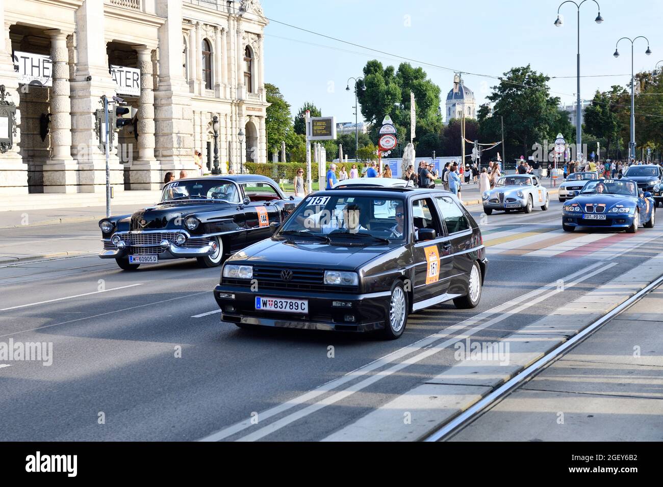Vienna. Austria. I giorni classici di Vienna 21.-22. Agosto 2021. Il museo dell'automobile nel centro di Vienna. Probabilmente Cadillac Coupé Deville Serie 62 1954 e VW Rallye Golf 1990 di fronte Foto Stock
