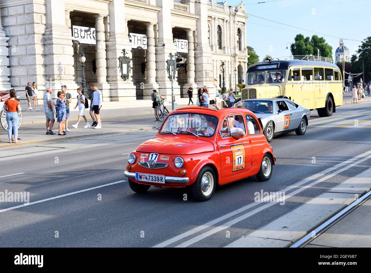 Vienna. Austria. I giorni classici di Vienna 21.-22. Agosto 2021. Il museo dell'automobile nel centro di Vienna. Probabilmente Steyr Puch 500 D 1963 davanti Foto Stock