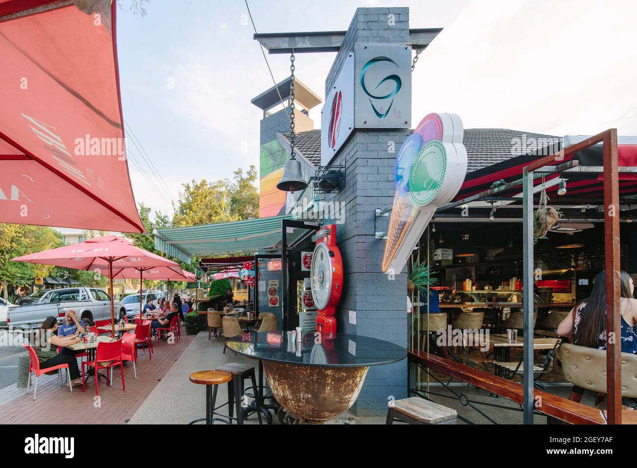 Aroma Eatery. Il Villaggio, Pretoria, Sudafrica. Architetto: Atterbury Property Holdings, 2019. Foto Stock