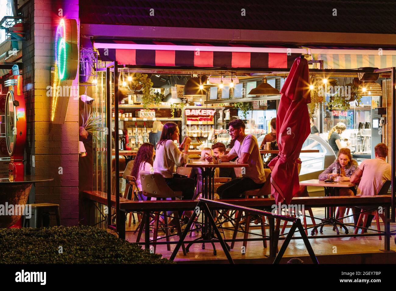 Patroni presso la trattoria Aroma. Il Villaggio, Pretoria, Sudafrica. Architetto: Atterbury Property Holdings, 2019. Foto Stock