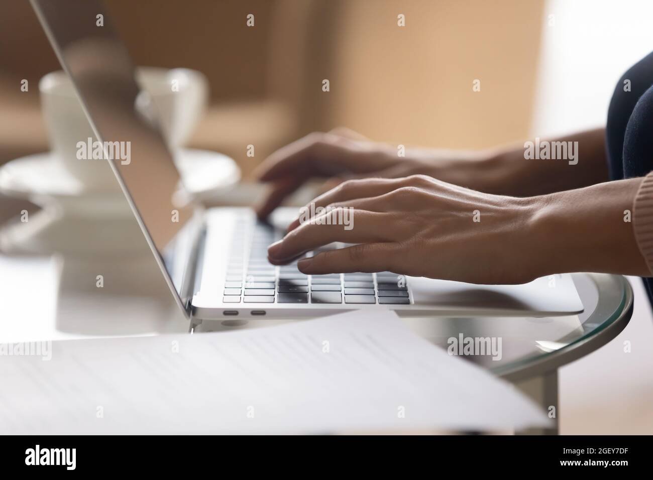 Primo piano Visualizza le mani femminili che digitano sul laptop Foto Stock