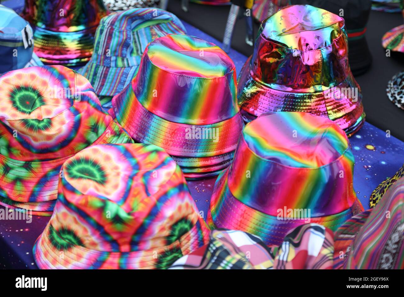 I cappelli colorati al neon erano in offerta per gli spettatori da aggiungere al loro vestito al Rewind South 80s Music Festival a Henley-on-Thames, Regno Unito Foto Stock
