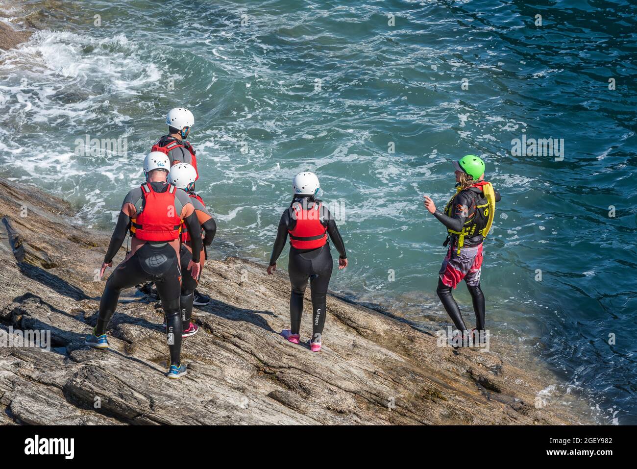 I vacanzieri e la loro guida sul litorale di Towan Head a Newquay in Cornovaglia. Foto Stock