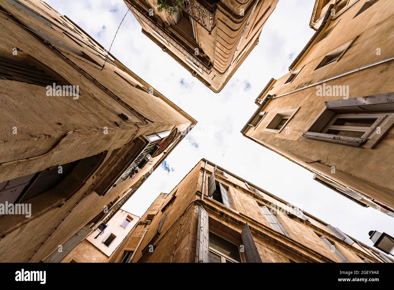 Attraversa le X strade della città vecchia di Montpellier Foto Stock