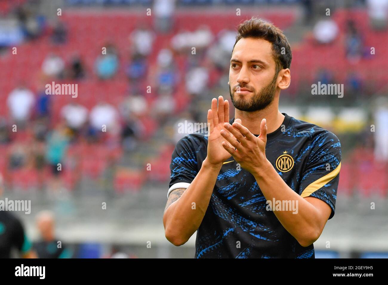 Milano, Italia. 21 Agosto 2021. Hakan Calhanoglu (20) dell'Inter ha visto durante la serie un incontro tra Inter e Genova a Giuseppe Meazza di Milano. (Photo Credit: Gonzales Photo/Alamy Live News Foto Stock