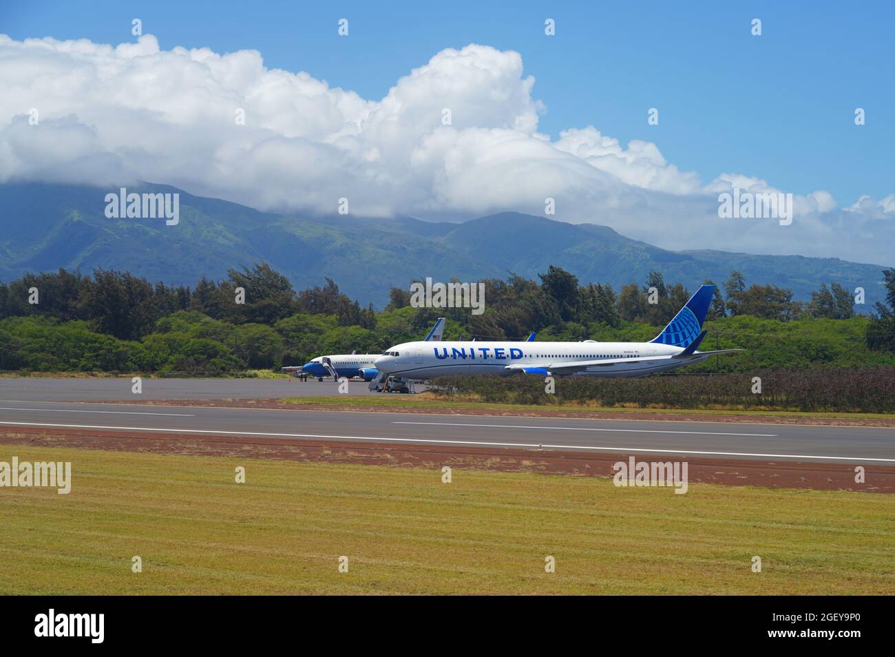 KAHULUI, HI -18 MAGGIO 2021- Vista di un aereo United Airlines (UA) all'Aeroporto di Kahului (OGG) sull'isola di Maui nelle Hawaii vicino al volo Haleakala Foto Stock