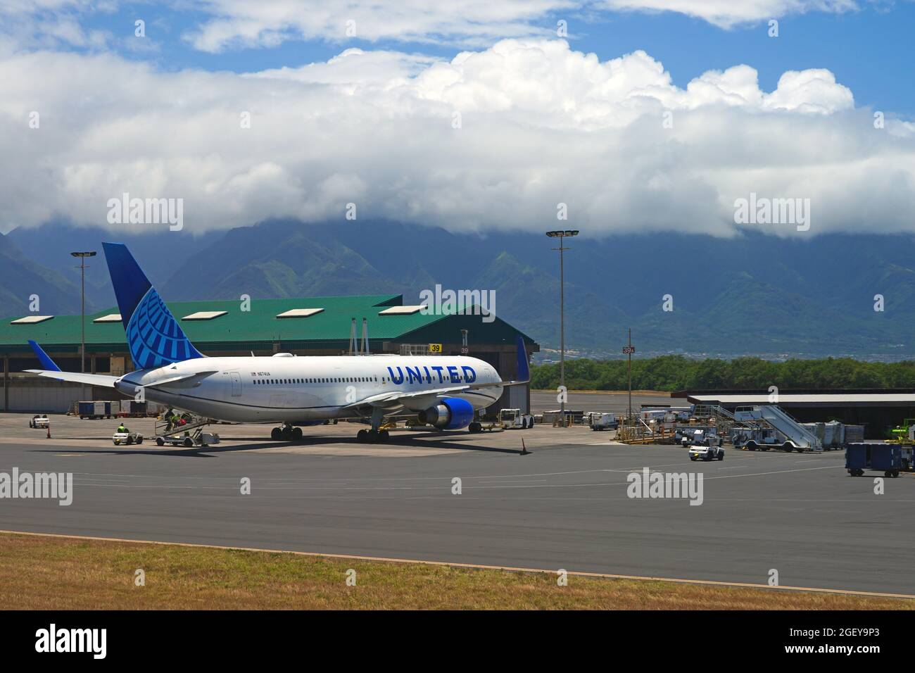 KAHULUI, HI -18 MAGGIO 2021- Vista di un aereo United Airlines (UA) all'Aeroporto di Kahului (OGG) sull'isola di Maui nelle Hawaii vicino al volo Haleakala Foto Stock