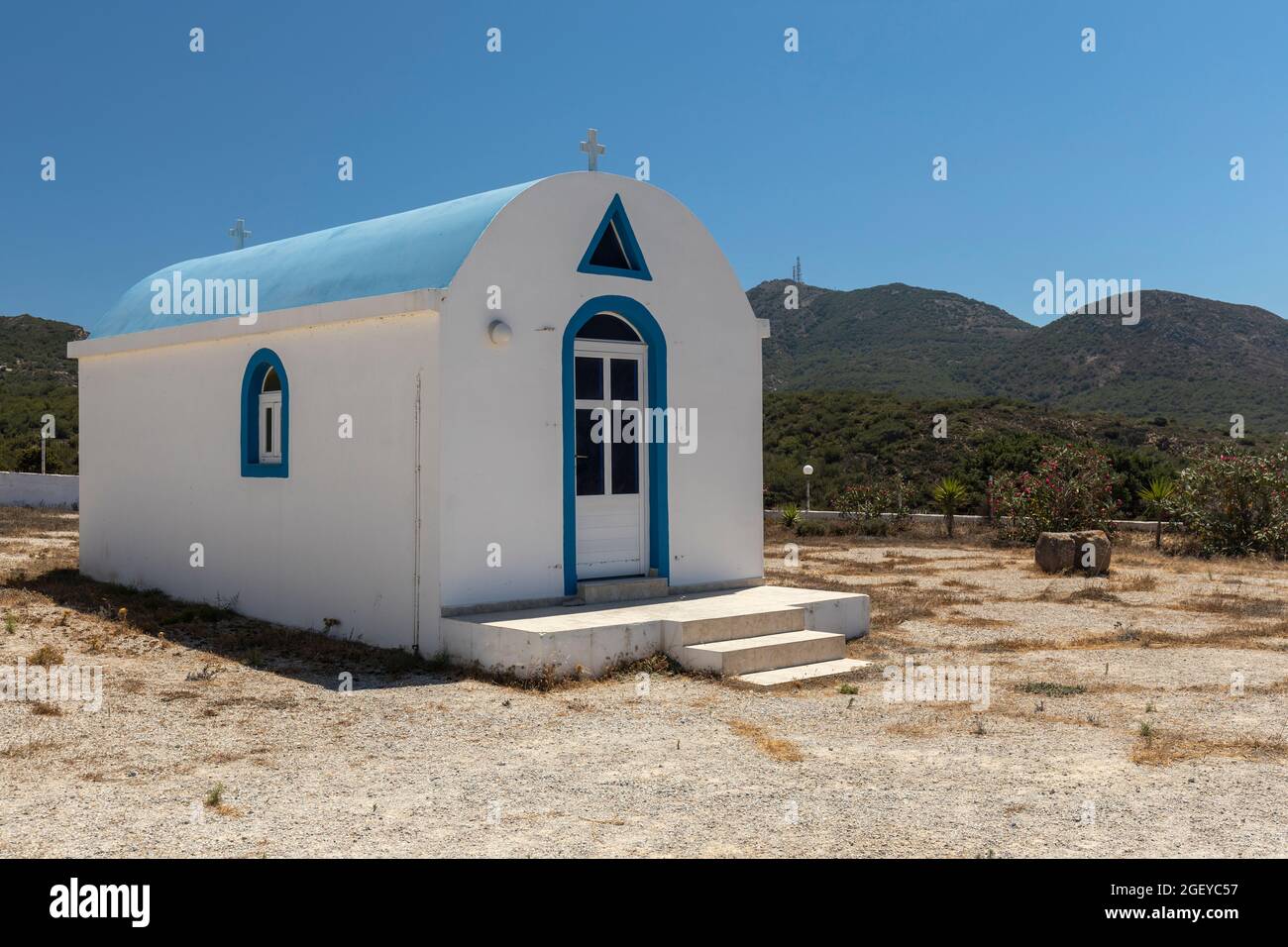 Piccola chiesa blu e bianca chiamata chiesa di Agios Theologos a Kefalos, Kos, Isole Dodecanesi, Grecia Foto Stock