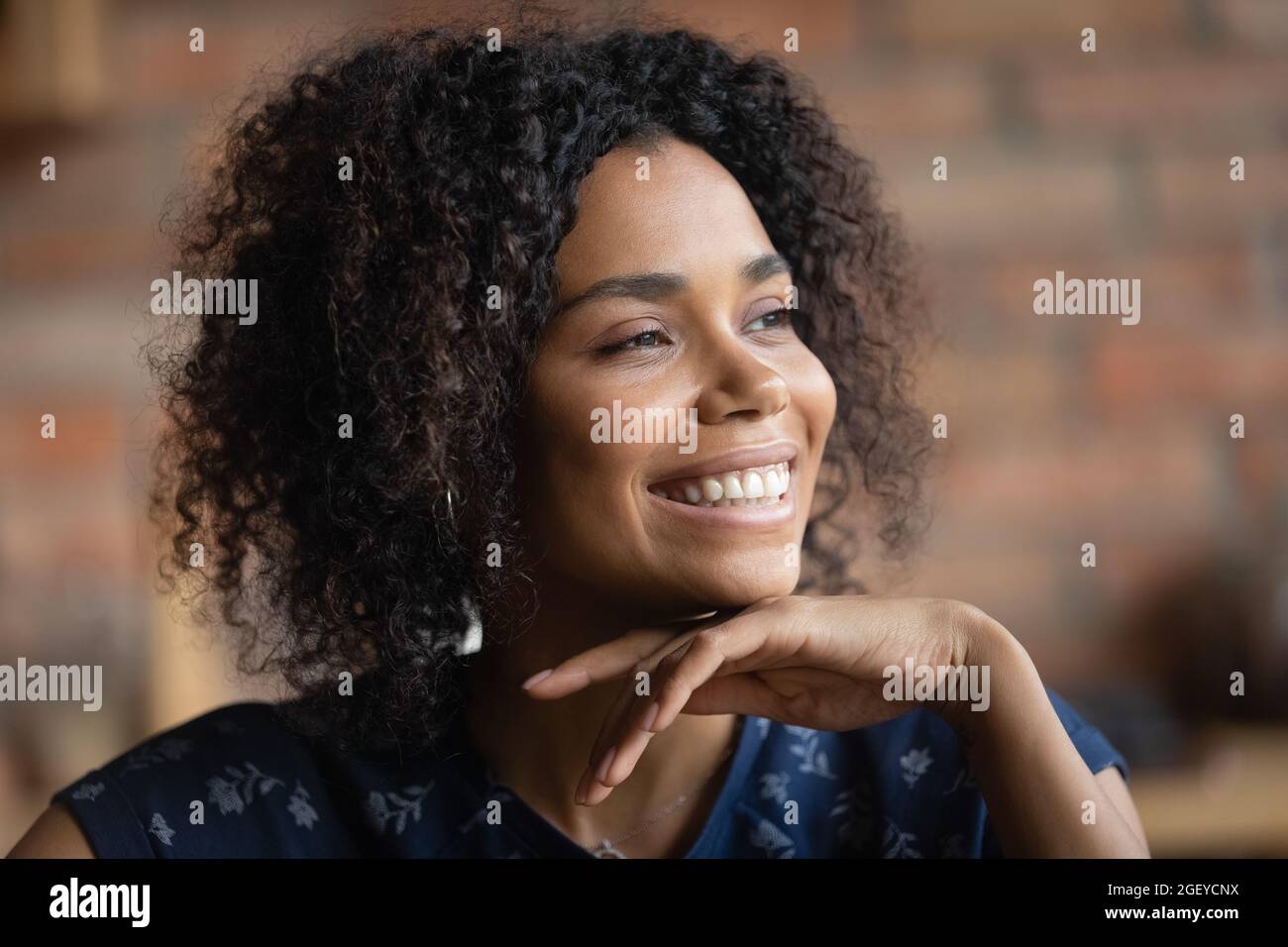 Donna afro-americana felice con pelle facciale e denti perfetti Foto Stock