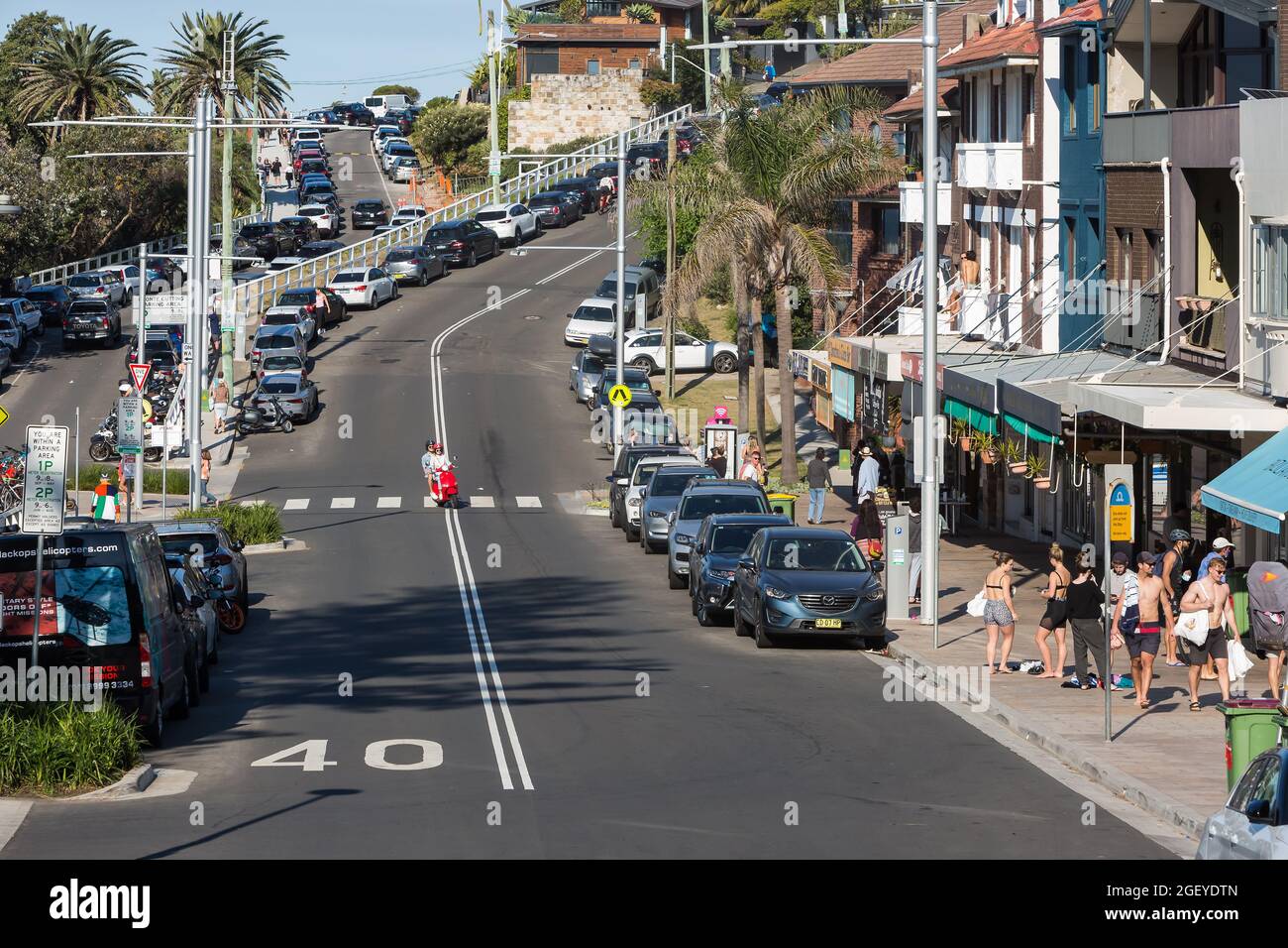 Sydney, Australia. Domenica 22 agosto 2021. Vista generale su Bronte Road e ristoranti e caffetterie di fronte a Bronte Beach. Il Sydney Lockdown è stato esteso a tutta la Greater Sydney fino al 30 settembre in quanto i numeri dei casi COVID-19 Delta Strain continuano ad aumentare. Le maschere facciali sono ora obbligatorie all'aperto in tutto il NSW a meno che non si esercitino. Credit: Paul Lovelace/Alamy Live News Foto Stock