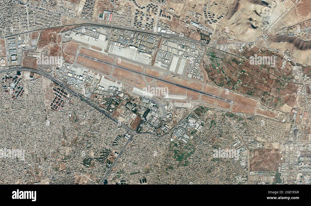 Vista satellitare dell'aeroporto di Kabul, dell'aeroporto internazionale Hamid Karzai, delle strade e degli edifici della zona circostante. Evacuazione dei rifugiati, NASA Foto Stock