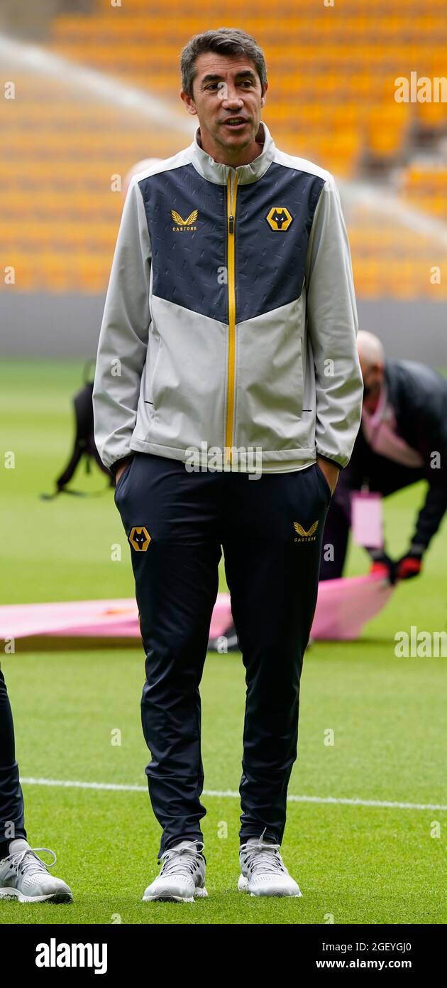 Wolverhampton, Regno Unito. 22 agosto 2021. Bruno Lage manager di Wolverhampton Wanderers durante la partita della Premier League a Molineux, Wolverhampton. Solo per uso editoriale, licenza richiesta per uso commerciale. Nessun utilizzo in scommesse, giochi o pubblicazione di un singolo club/campionato/giocatore. Il credito d'immagine dovrebbe leggere: Andrew Yates/Sportimage Credit: Sportimage/Alamy Live News Foto Stock