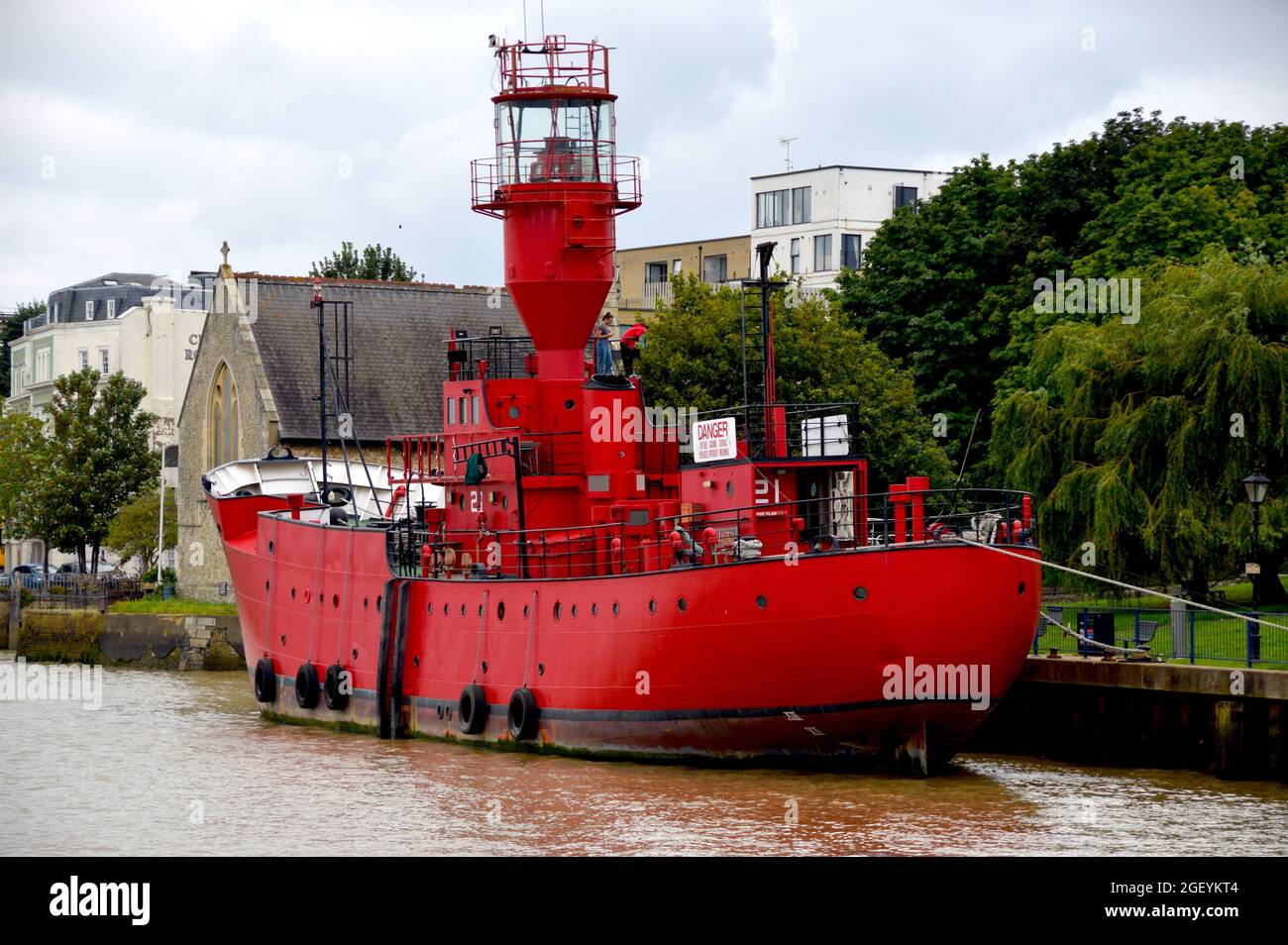 22/08/2021 Gravesend UK oggi è International Lighthouse & Lightship Heritage Weekend e Gravesend's Own Light Vessel LV 21 ha la sua gangplank giù a Foto Stock