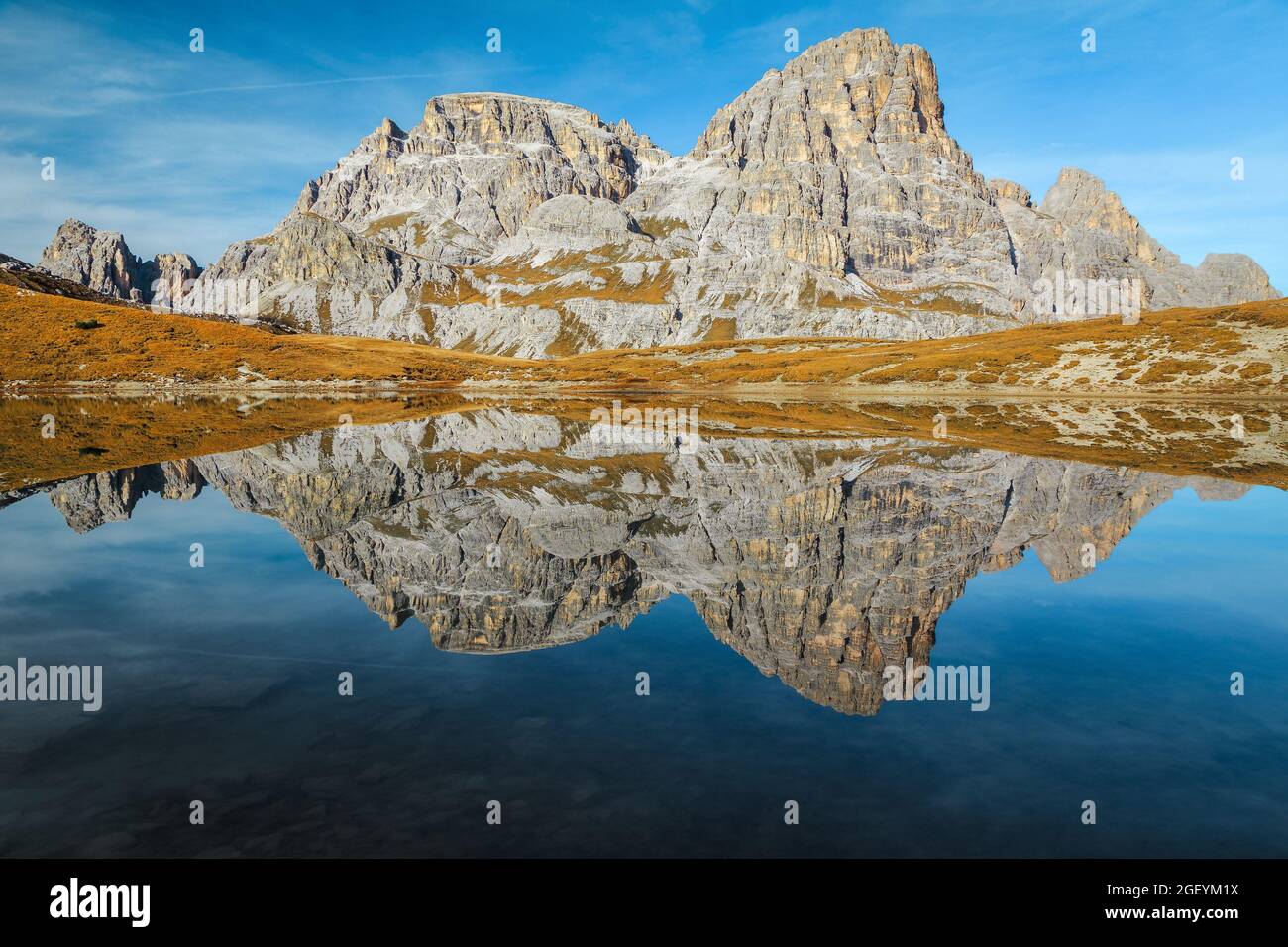 Paesaggio alpino autunnale con bel lago di montagna Lago dei piani. Spettacolari vette di montagna riflessione sull'acqua, vicino alle tre Cime di Lavaredo cime, do Foto Stock