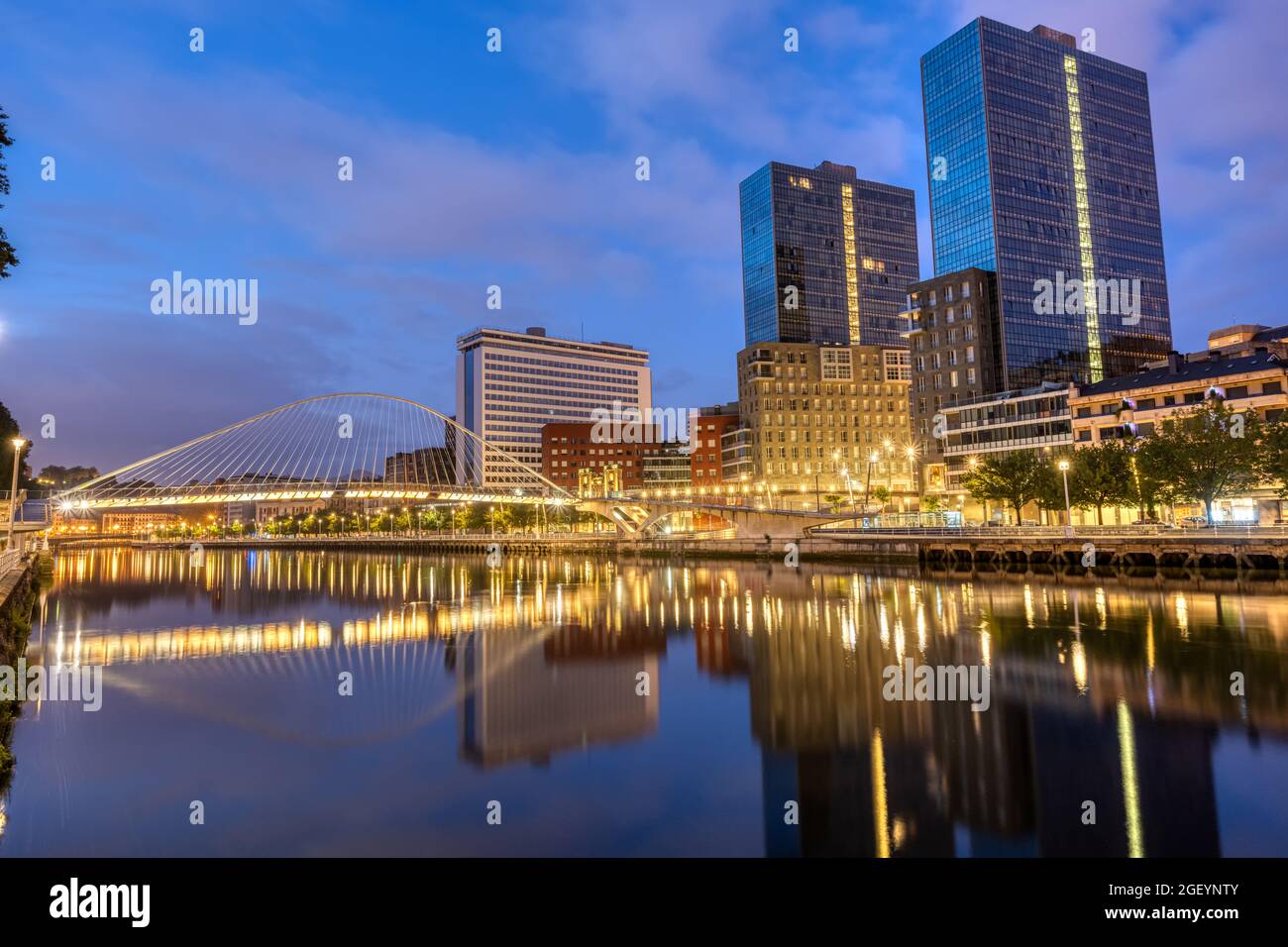 Bilbao moderna e il fiume Nervion di notte Foto Stock