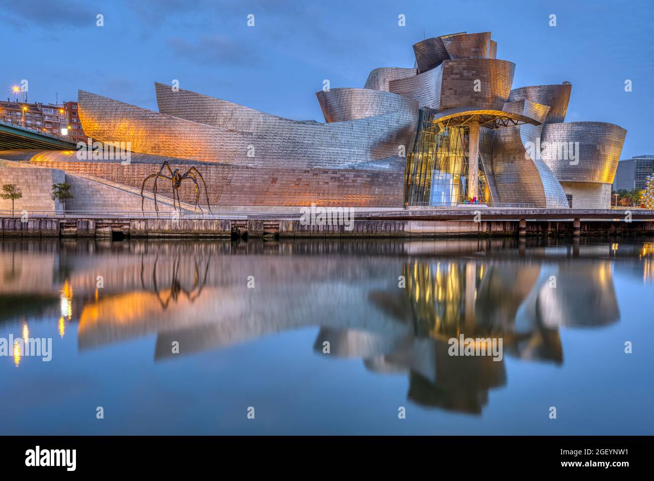 BILBAO, SPAGNA - 10 luglio 2021: Il famoso Museo Guggenheim si riflette nel fiume Nervion all'alba Foto Stock