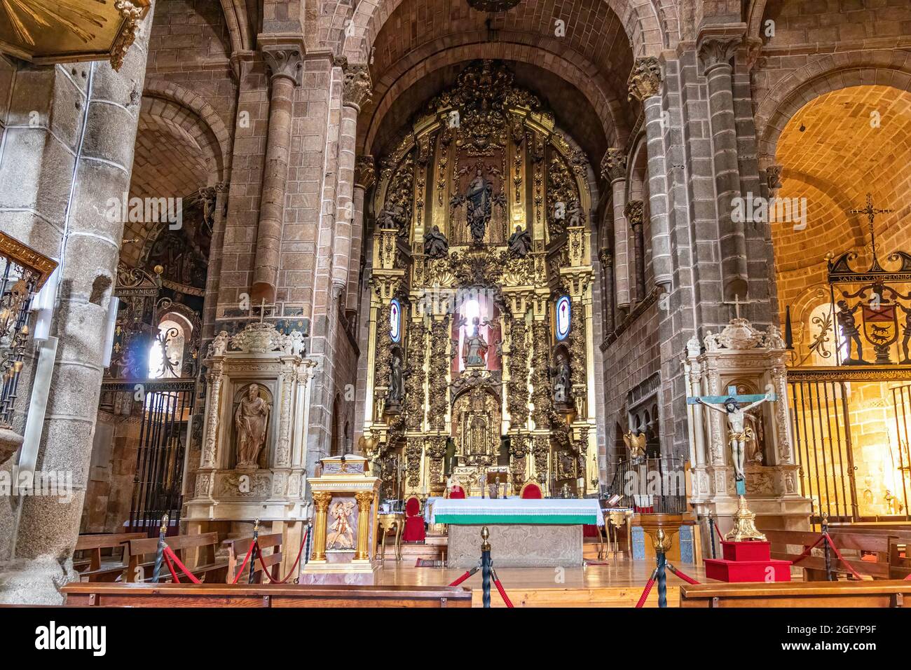 Avila, Spagna - 9 settembre 2017: All'interno della chiesa di San Pietro in Avila, Spagna. La chiesa di San Pedro è un tempio romanico situato nella Spa Foto Stock
