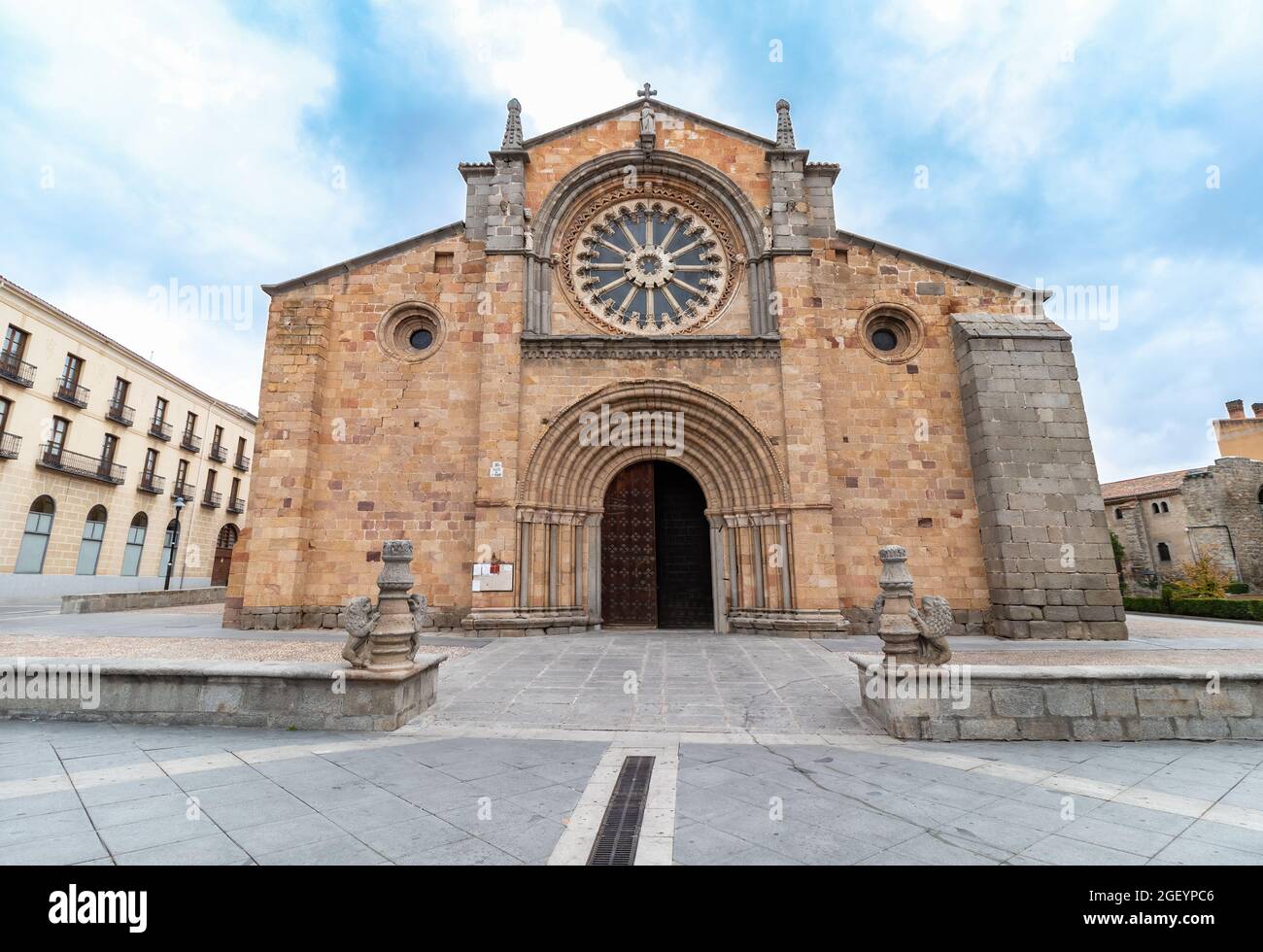 Vista della chiesa di San Pietro in Avila, Spagna. La chiesa di San Pedro è un tempio romanico situato nella città spagnola di Ávila. E 'stato dichiarato a. Foto Stock