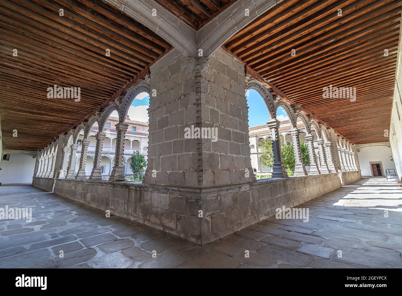 Avila, Spagna - 9 settembre 2017: Cortile del luogo di sepoltura di Don Juan, figlio di Reyes Catolicos, Fernando e Isabel, all'interno del Monastero reale Foto Stock