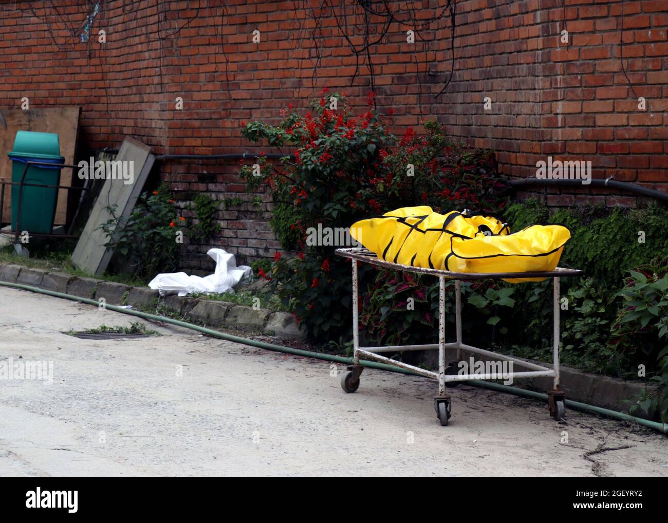 Corpo morto in attesa di essere portato al centro di cremazione. Morte dovuta a covid-19 Foto Stock