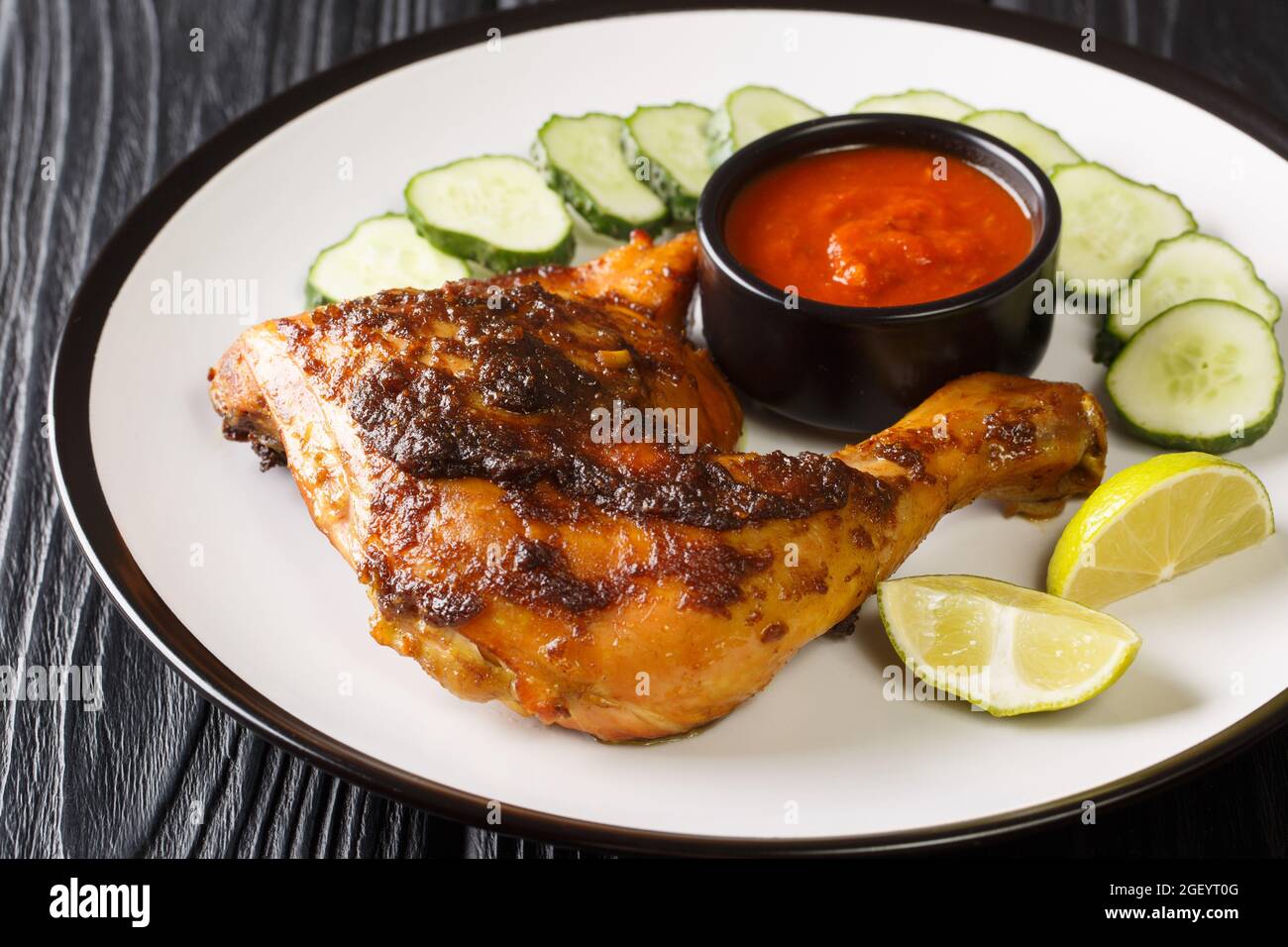 Ayam Bakar è un piatto di pollo alla griglia marinato in kecap manis, olio di cocco, scalogno, aglio, peperoncino, coriandolo, succo di tamarindo, lattina Foto Stock