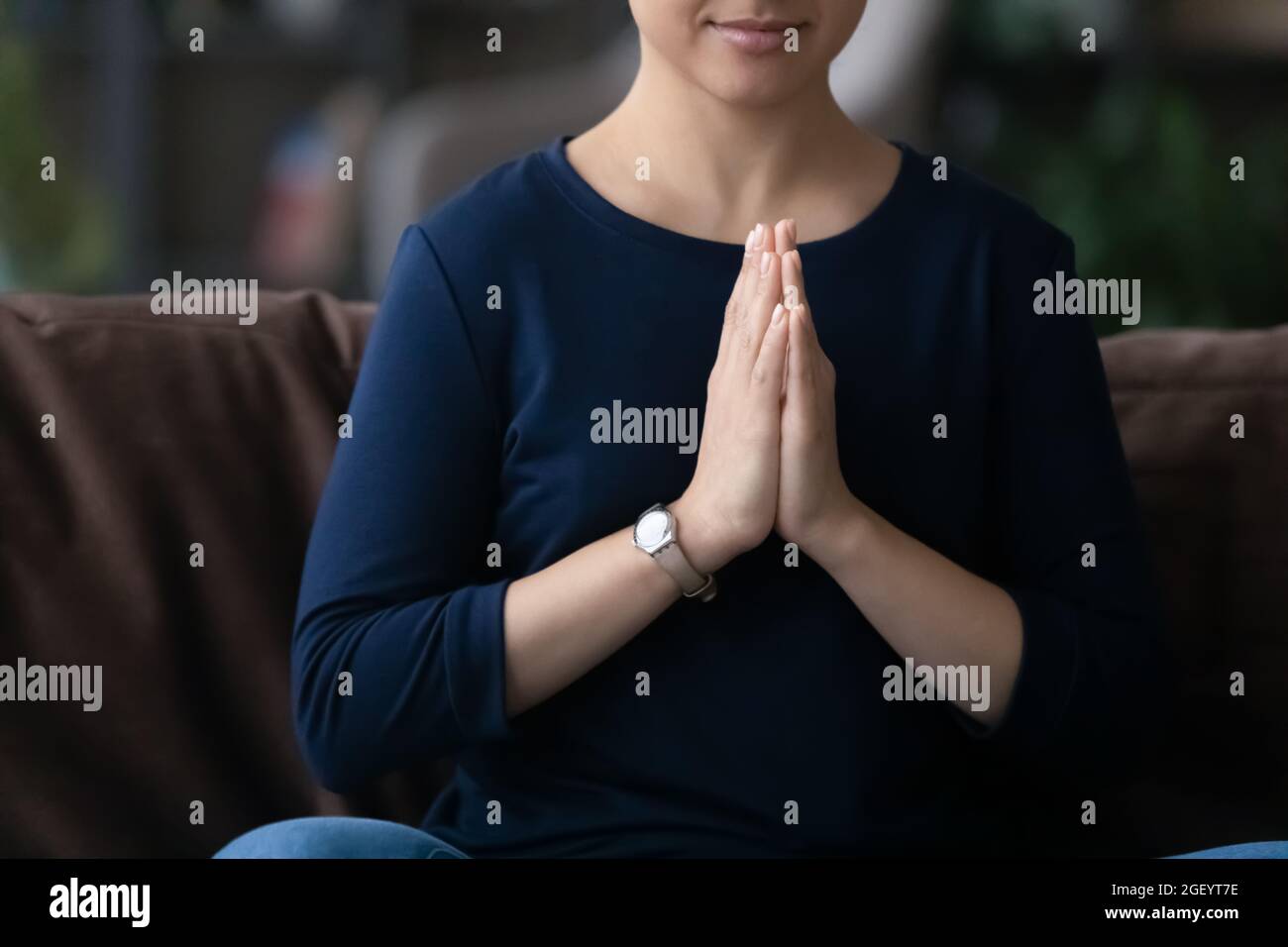 Primo piano di meditate donna indiana a casa Foto Stock