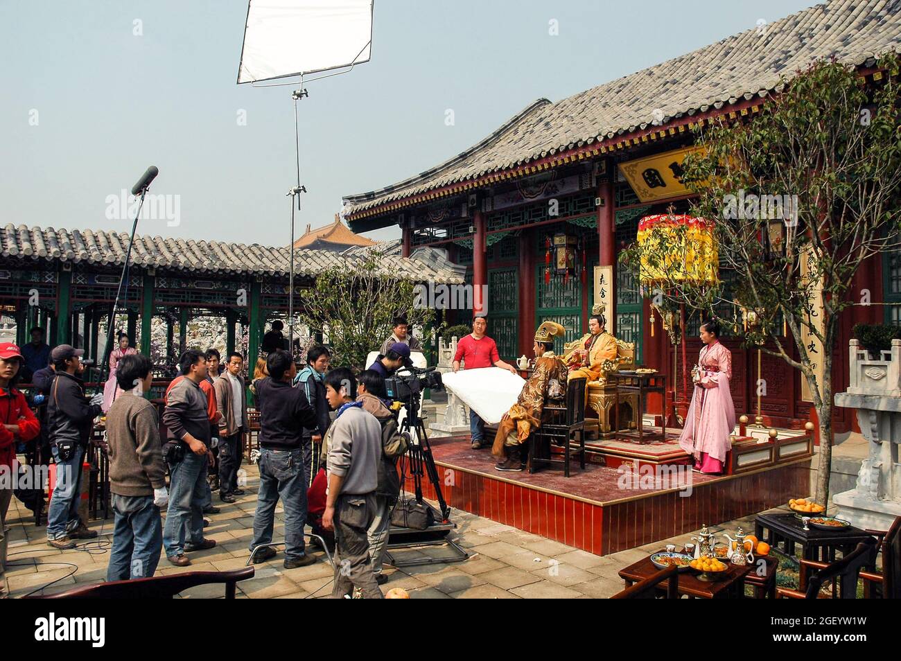 Ripresa di una storica produzione televisiva cinese allestita presso il palazzo Ming degli Hengdian World Studios. Hengdian studio-città con i suoi enormi palazzi è il più grande studio-complesso in Asia e quindi ha guadagnato il soprannome 'Chinawood'. Foto Stock
