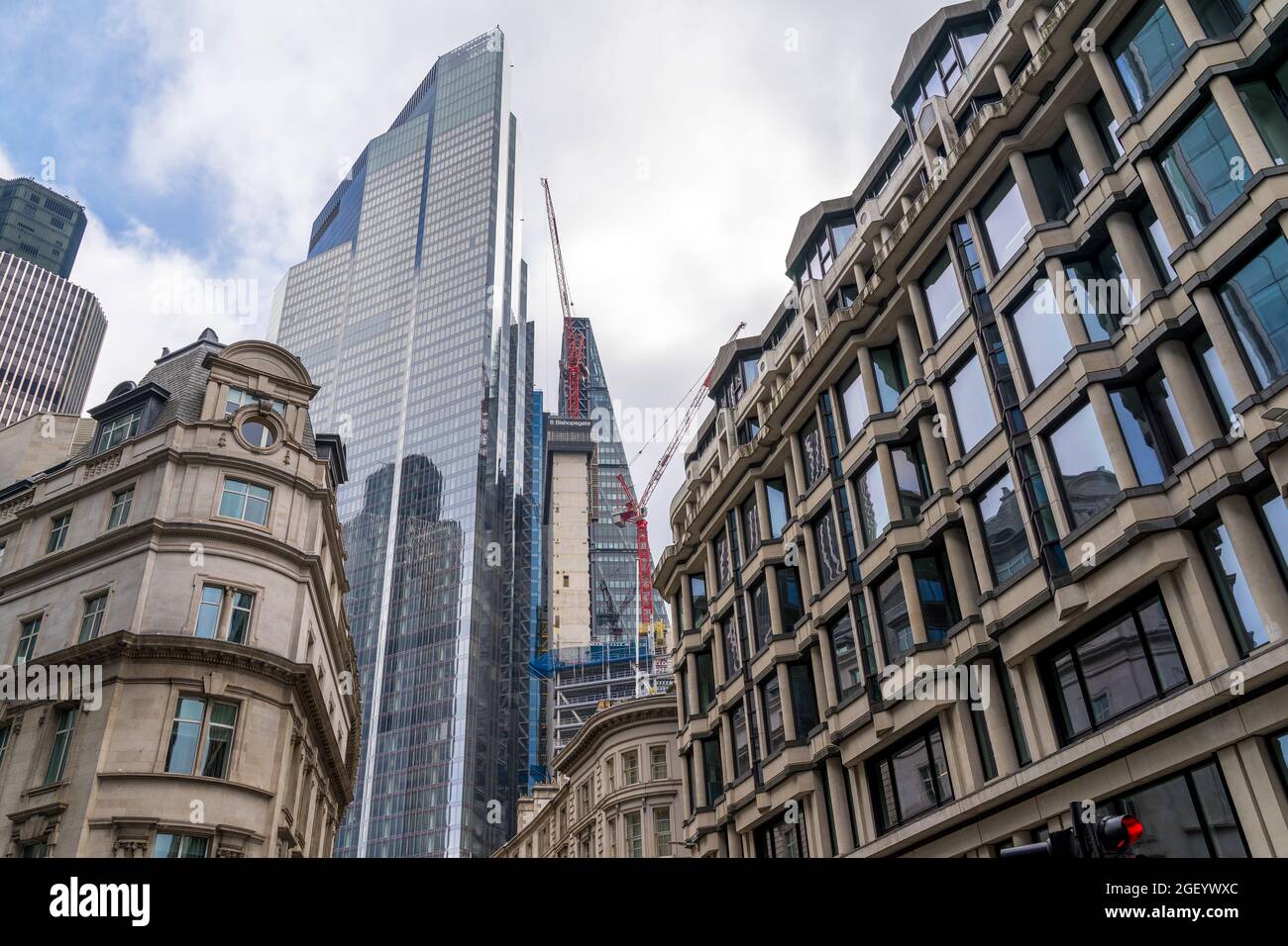 22 Bishopsgate Tower e il nucleo di costruzione di 8 Bishopsgate Tower vista dalle strade della City of London sottostanti. Londra - 22 agosto 2021 Foto Stock
