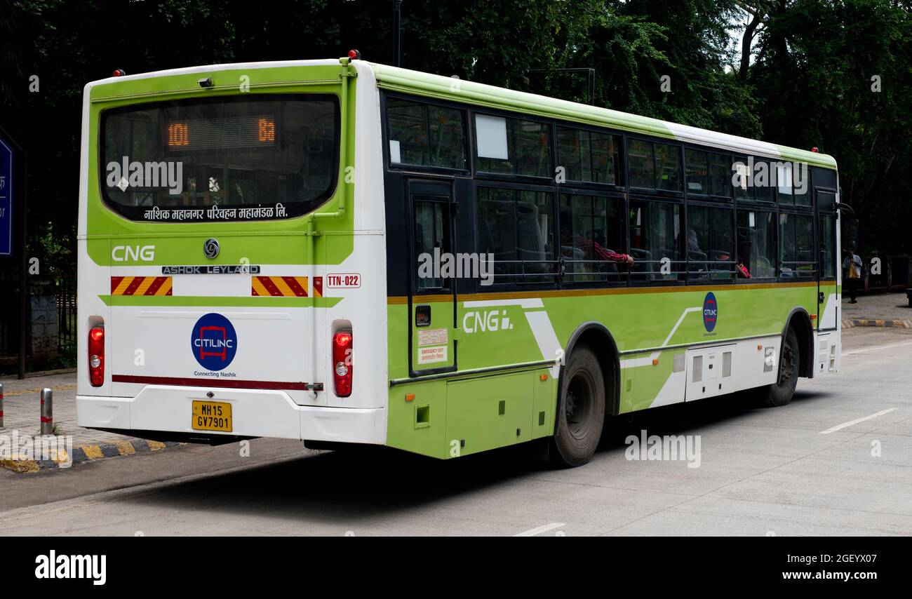 Autobus urbano alimentato a gas metano che ferma a una fermata dell'autobus. Location: Italy, Italy, Date: May 22 2021 Foto Stock