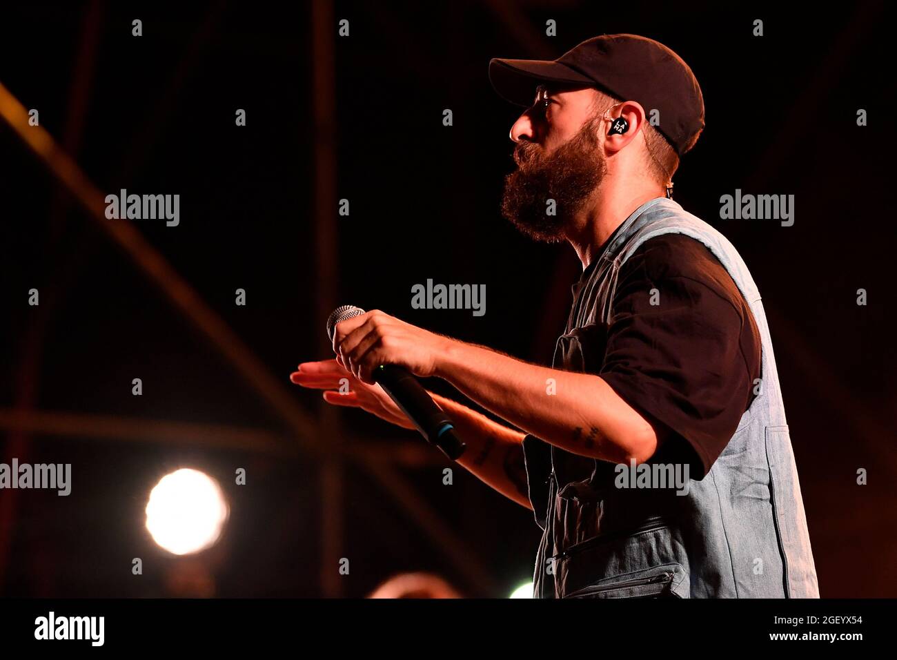 Fausto lama dei Coma Cose durante il Concerto all'Etruria Eco Festival, Marina di Cerveteri, 21 Agosto 2021 (Foto di Domenico Cippitelli/Pacific Press) Foto Stock