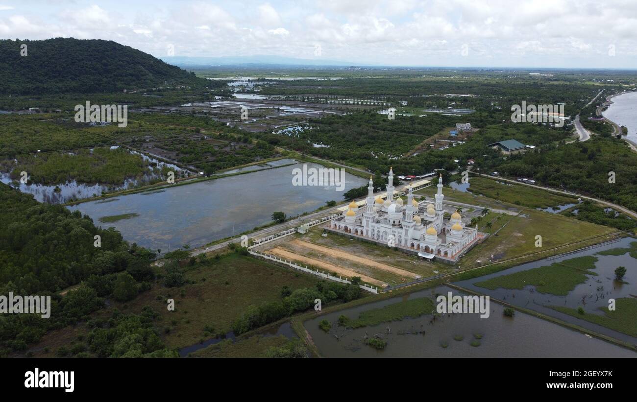 Cotabato City, Filippine. 22 agosto 2021. Immagine di drone dei dintorni vuoti del Sultan Haji Hassanal Bolkiah Moschea (anche conosciuta come la Grande Moschea di Cotabato e la più grande moschea nelle Filippine) durante la Domenica bloccato a Cotabato City per contenere la diffusione di Lambda e Delta variante del coronavirus. (Foto di Sherbien Dacalanio/Pacific Press) Credit: Pacific Press Media Production Corp./Alamy Live News Foto Stock