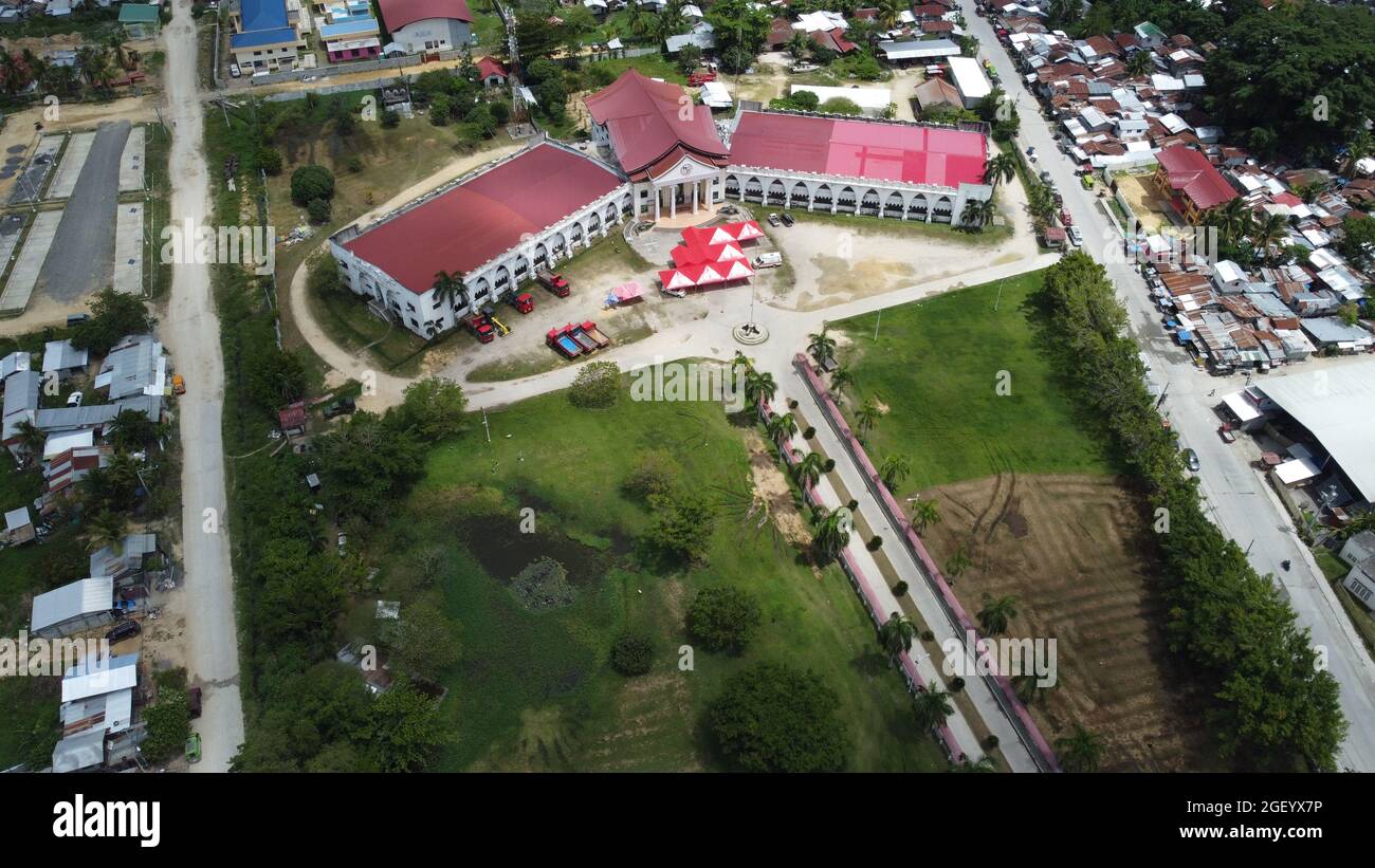 Cotabato City, Filippine. 22 agosto 2021. (NOTA DEI REDATTORI: Immagine scattata da un drone) per contenere la diffusione della variante Lambda e Delta del coronavirus, Cotabato City impone il blocco ogni domenica per evitare il movimento delle persone e sanificare anche ogni stabilimento della città. Cotabato City è il centro regionale della nuova regione autonoma di Bangsamoro a Mudim Mindanao (BARMM). (Foto di Sherbien Dacalanio/Pacific Press) Credit: Pacific Press Media Production Corp./Alamy Live News Foto Stock