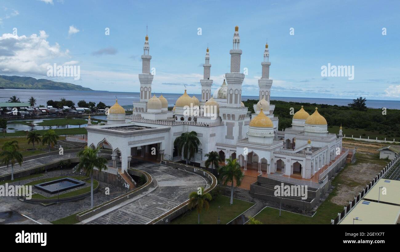 Cotabato City, Filippine. 22 agosto 2021. Immagine di drone dei dintorni vuoti del Sultan Haji Hassanal Bolkiah Moschea (anche conosciuta come la Grande Moschea di Cotabato e la più grande moschea nelle Filippine) durante la Domenica bloccato a Cotabato City per contenere la diffusione di Lambda e Delta variante del coronavirus. (Foto di Sherbien Dacalanio/Pacific Press) Credit: Pacific Press Media Production Corp./Alamy Live News Foto Stock