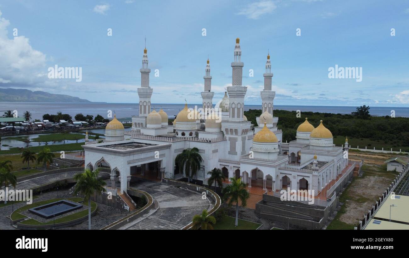 Cotabato City, Filippine. 22 agosto 2021. Immagine di drone dei dintorni vuoti del Sultan Haji Hassanal Bolkiah Moschea (anche conosciuta come la Grande Moschea di Cotabato e la più grande moschea nelle Filippine) durante la Domenica bloccato a Cotabato City per contenere la diffusione di Lambda e Delta variante del coronavirus. (Foto di Sherbien Dacalanio/Pacific Press) Credit: Pacific Press Media Production Corp./Alamy Live News Foto Stock