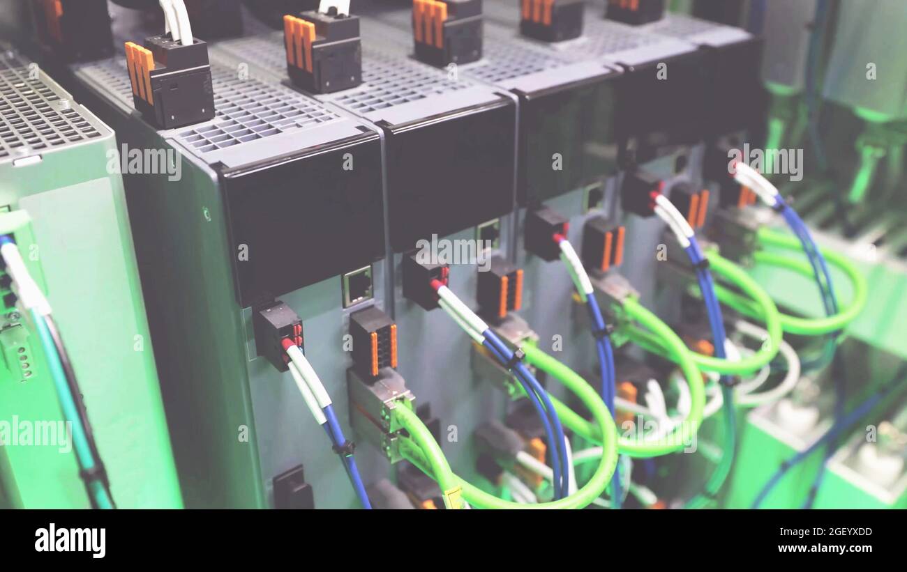 Inverter elettrico automatico Advance con cavi Ethernet, sistema di comunicazione elettrico industriale ad alte prestazioni o contatto di controllo del pannello macchina Foto Stock