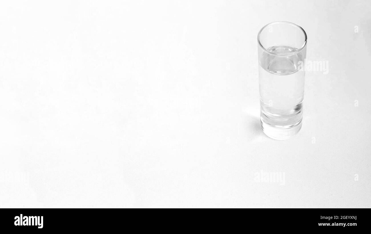 pulire la tazza in vetro con sfondo bianco e spazio di copia. Foto Stock