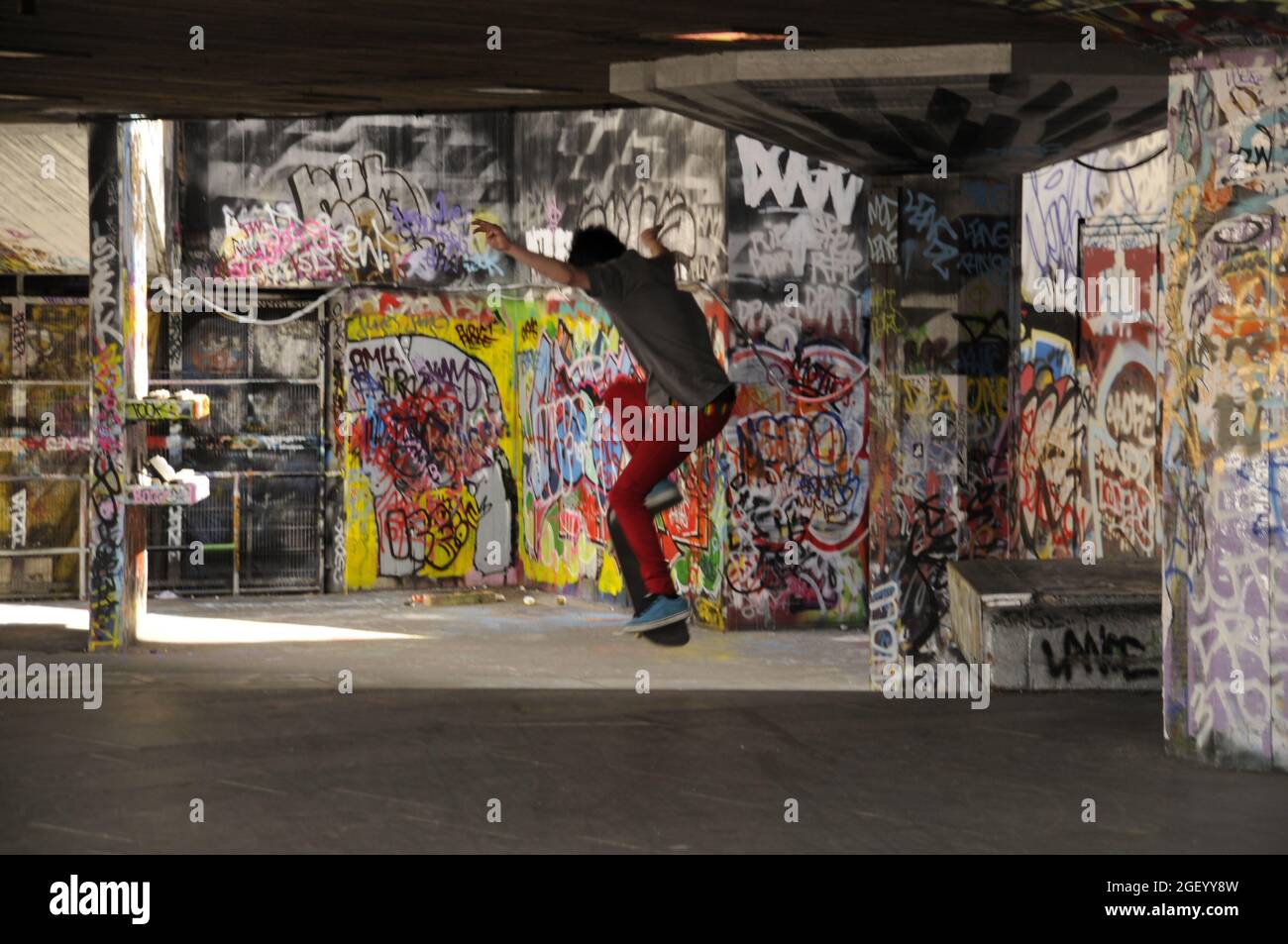 Skate-boarder in azione, Londra, Regno Unito. Foto Stock